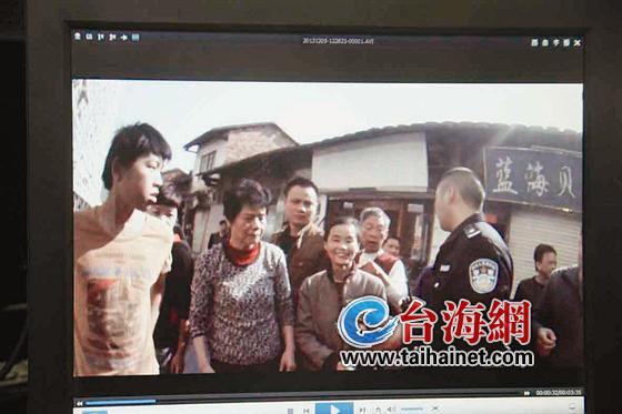 漳州一精神病人抛洒人民币