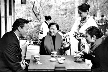 在杜甫草堂，卡梅伦品盖碗茶