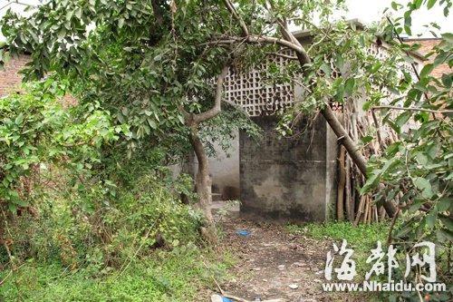 小妍的遗体就是在这个偏僻的公厕里被找到