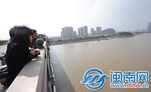 家属目不转睛地看着江面，期待奇迹能够发生