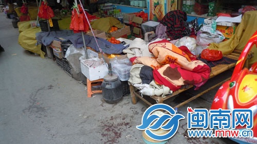 水果摊边的路面上，满是血迹