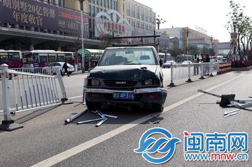 小车撞坏护栏