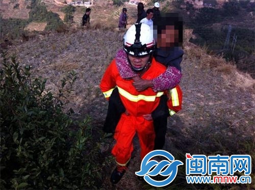 救援官兵与派出所民警轮流背着受伤老妇下山