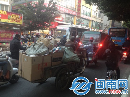 龙岩第一医院门前，摩托车、小车、公交堵成一团