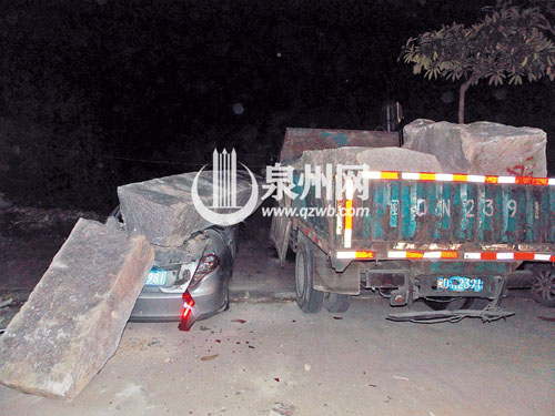 石条砸毁车