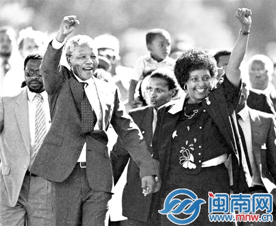 1990年2月11日，曼德拉（左）获释出狱后和妻子向欢 
