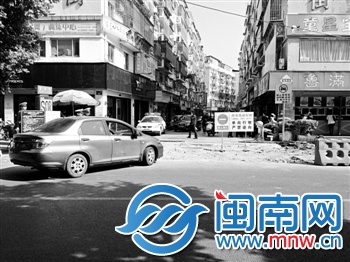 有车子想从九一北路拐进友谊街，被交警劝阻