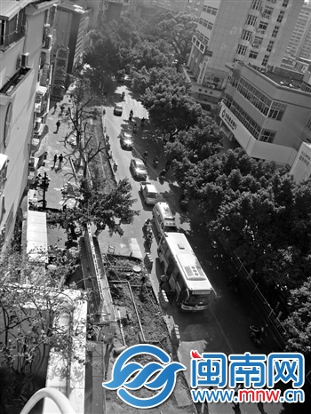 昨日上午11时，九一北路市建行路段，车辆正有序通行