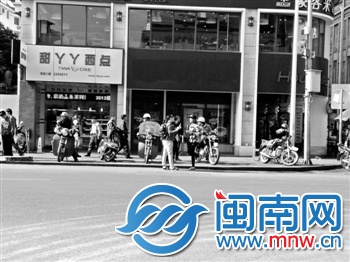 3名学生仍在等车