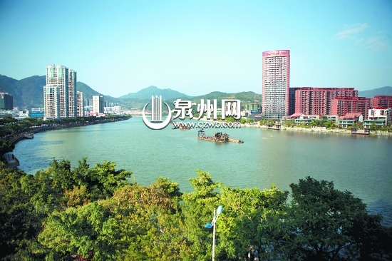 水清岸绿的大龙湖