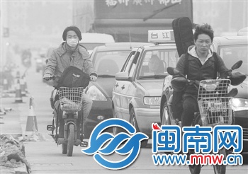 福州远洋路上，市民顶着雾霾出行