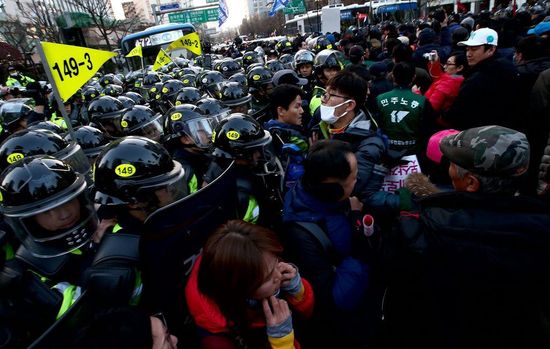 当地时间2013年12月7日，韩国首尔，约一万民众举行 