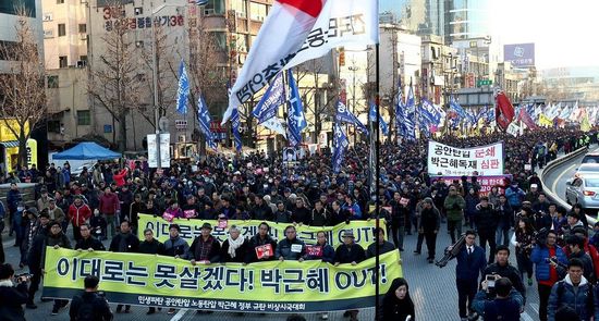 当地时间2013年12月7日，韩国首尔，约一万民众举行 