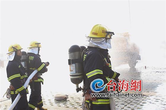 高速路上20吨汽油泄漏?10多部门联合演练