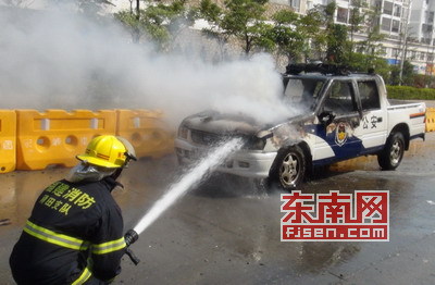 莆田一警车自燃 车前部受损严重自燃原因未明