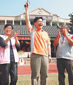 林佳龙（中）勤跑基层、参与各项活动，近日参加清水 