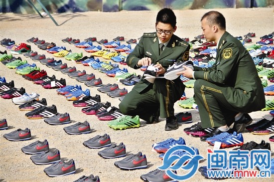 民警清点假冒品牌运动鞋