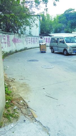 东西装满一箱，用小拖车再拉到活动现场去
