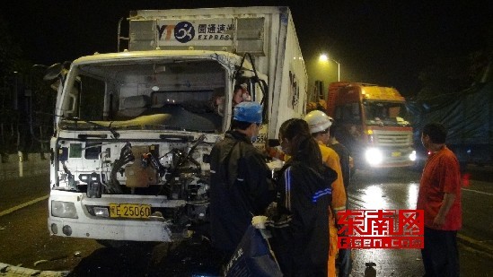 龙海九湖镇因雨天路滑致两车发生碰撞