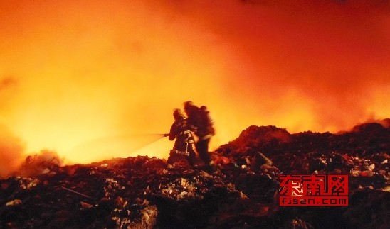 消防官兵扑灭明火