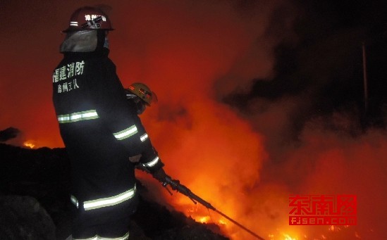 消防官兵抵近火点近距离扑救