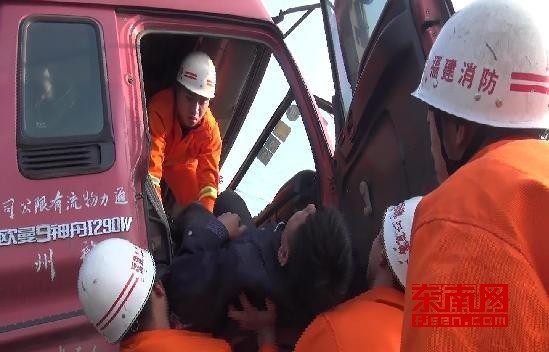 消防官兵立即爬上挂车驾驶室