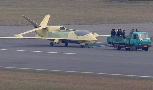 疑似为定型版的“翔龙”无人机