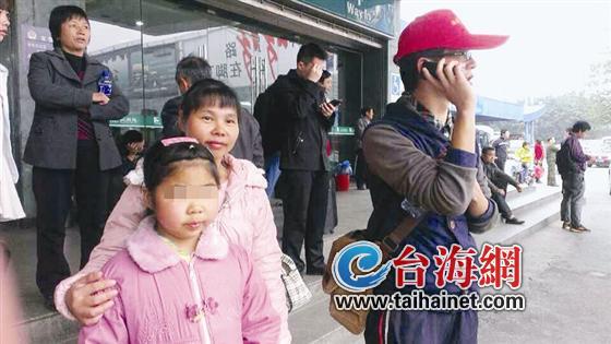 武平12岁女孩患上肾病 义工带她去看病