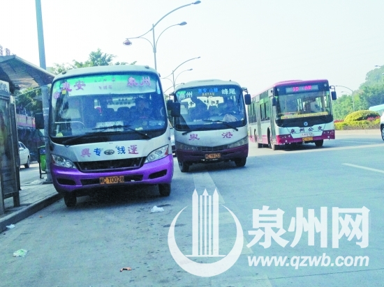 中巴车占道揽客，公交车被挤到站台外