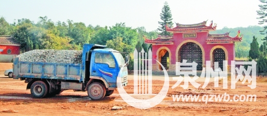 南安市郑成功陵园大门紧闭,一辆土方车从满是泥泞的