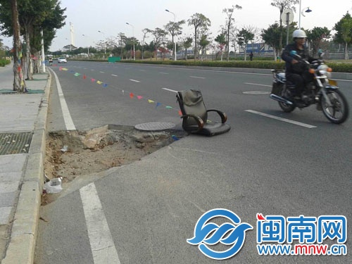 路面上的大坑，最近已经撂倒过路人