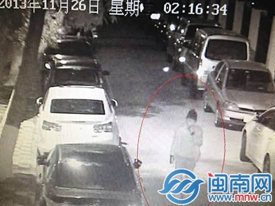 沈某作案时戴着头套、口罩，全副武装