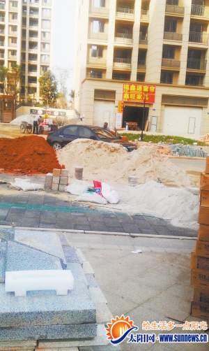 “沙霸”眼线开着黑色轿车在小区门口“巡逻”。