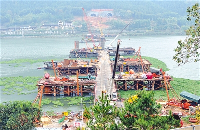 工人加紧搭建施工便桥