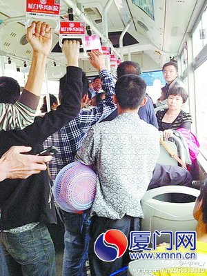 灭火器爆喷后,司机安抚乘客