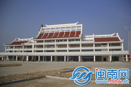 龙海新公交场站的管理候客综合楼已建成