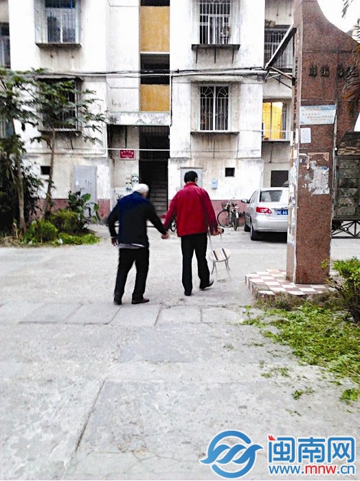 牵着他的手，一步一步地走