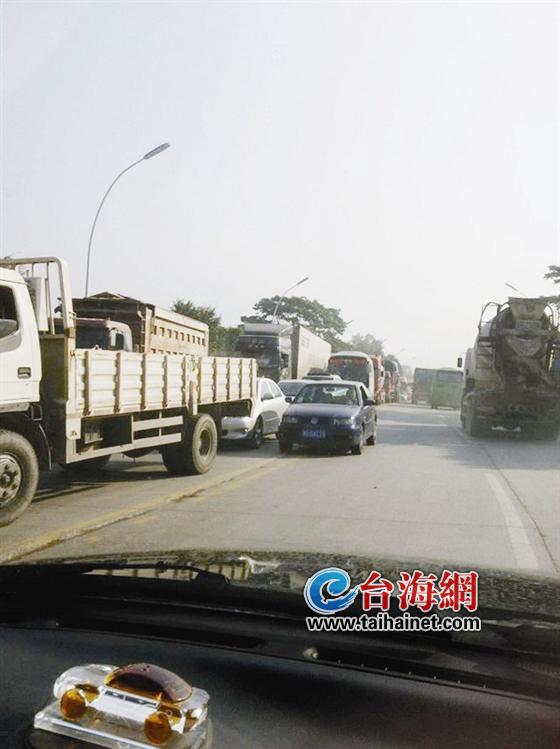 324国道江东桥路段昨严重堵车