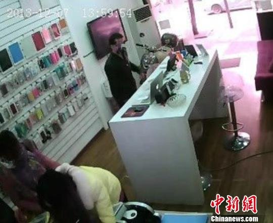 网友公布的监控画面