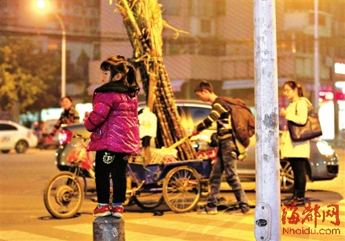 90后妈妈失踪 福州4岁女娃和弟弟随继父摆摊卖水果2
