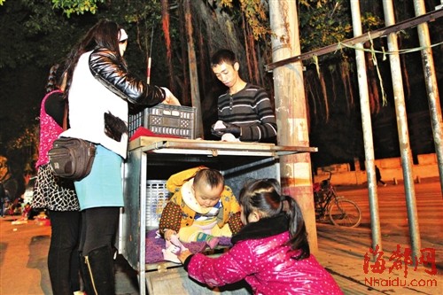 90后妈妈失踪 福州4岁女娃和弟弟随继父摆摊卖水果3