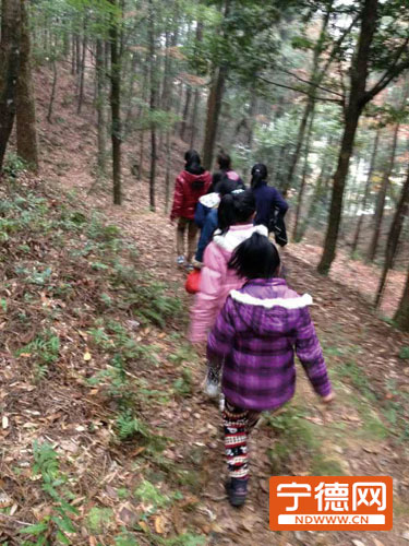 七女童上山游玩迷路 欠费手机帮大忙