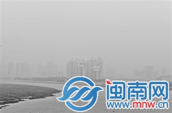 昨日8时27分，中芸洲若隐若现，摄于晋江大桥
