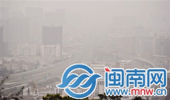昨日中午11：40，从市区大坪山看沈海高速，一片灰蒙
