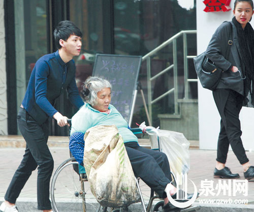 很多路过的好心人会帮阿婆推轮椅