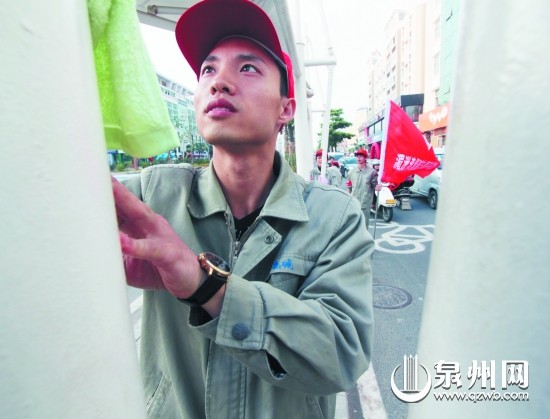 志愿者在清洗公交亭
