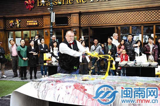 美国艺术家斯蒂文斯的现场行为艺术