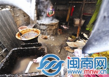 工作人员查处时，屠宰点加工人员杨某仍忙着脱狗毛