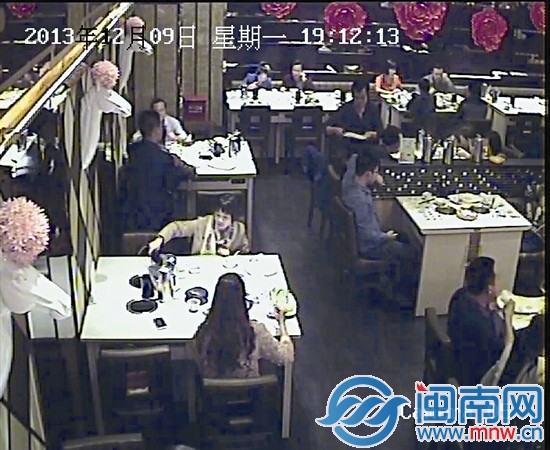 监控显示，一黑衣男子在张先生身后伺机偷盗