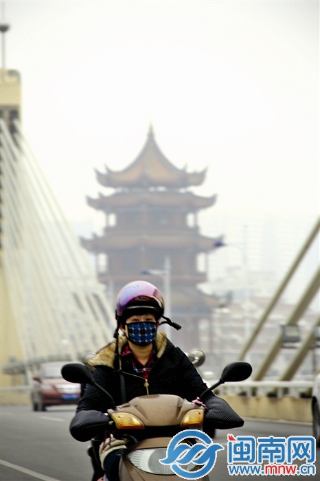 昨日，漳州市区随处可见戴口罩的路人